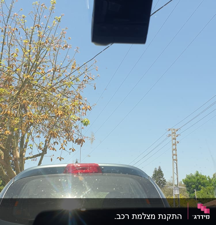 מצלמת רכב מותקנת על שמשת הרכב